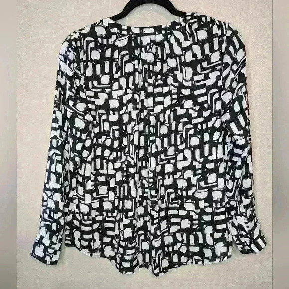 Apt 9 petite medium Poly black & white geometric hidden button business blouse - Picture 10 of 10
